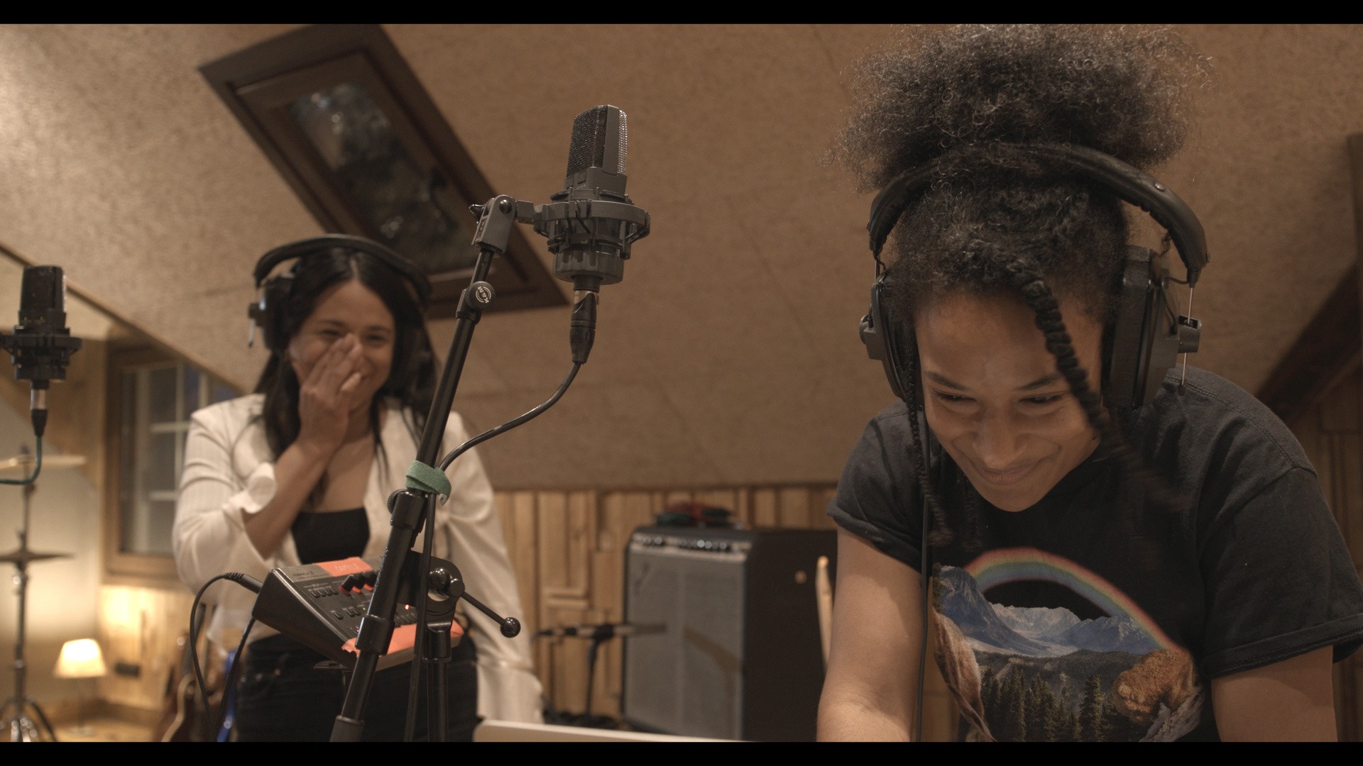 Juliette y Camille en el estudio de grabación