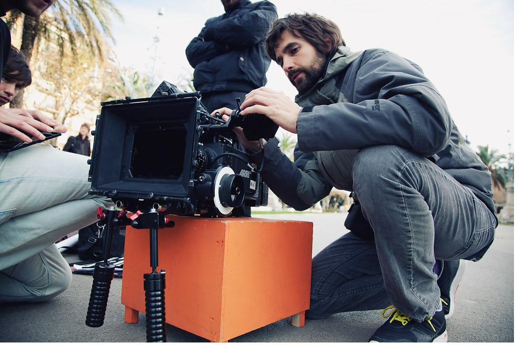 Director de fotografía ajustando la cámara, La Fábula del Dibujante